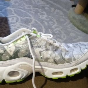 Womans air plus TN lime green and white running